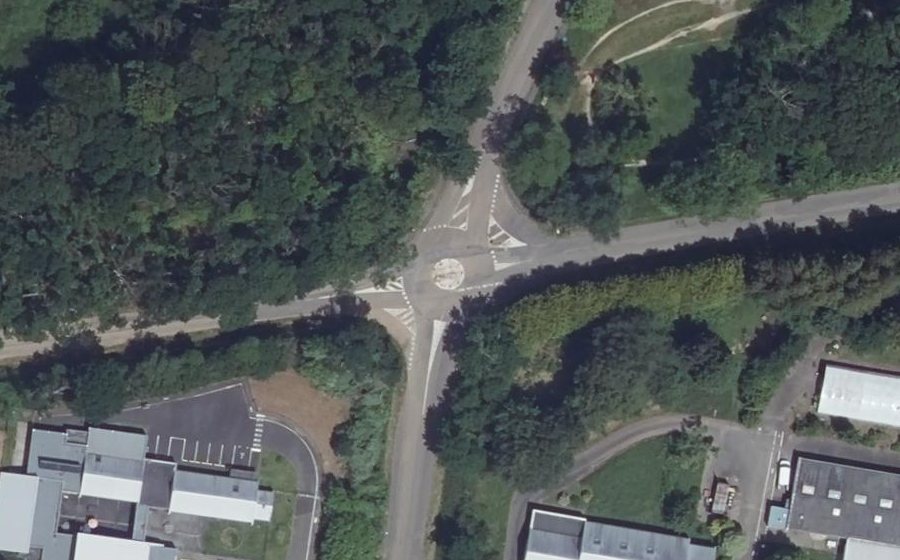 Vue aérienne du Rond-point anonyme n°247848928