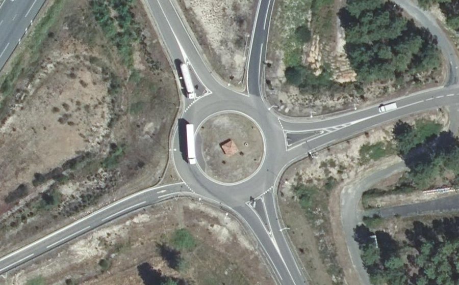 Vue aérienne du Rond-point anonyme n°247861436