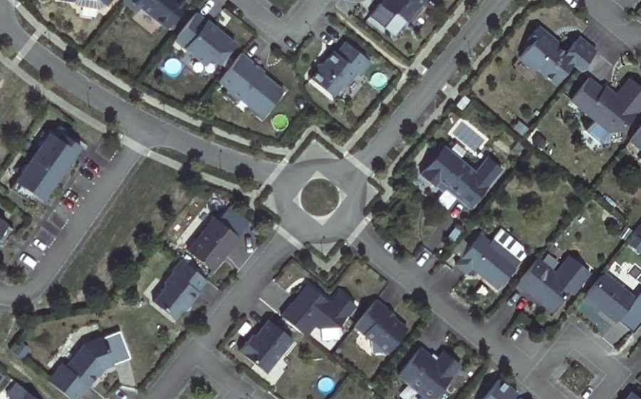 Vue aérienne du Rond-point anonyme n°247872094