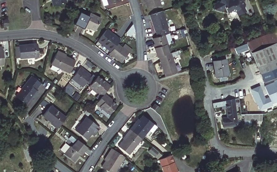 Vue aérienne du Rond-point anonyme n°247872096