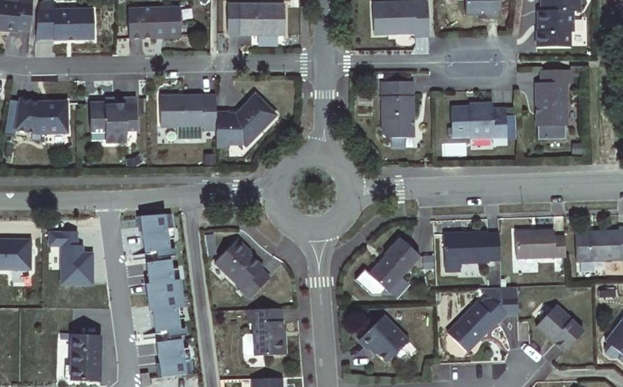 Vue aérienne du Rond-point anonyme n°247872099