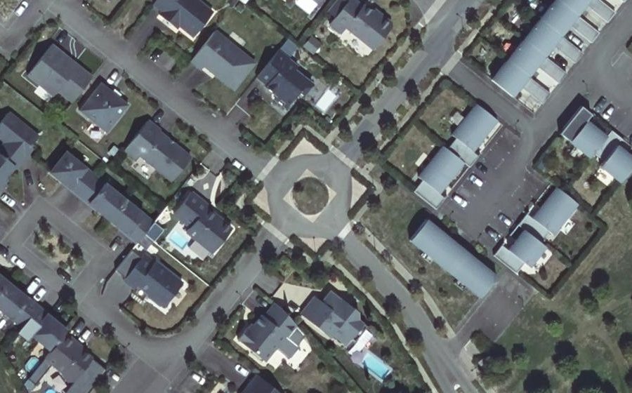 Vue aérienne du Rond-point anonyme n°247872102