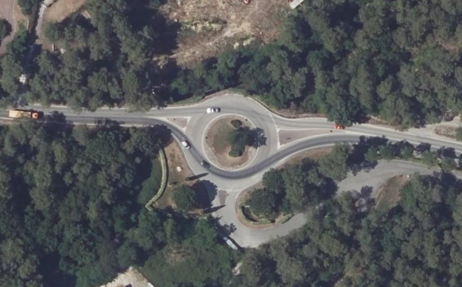 Vue aérienne du Rond-point anonyme n°247874425