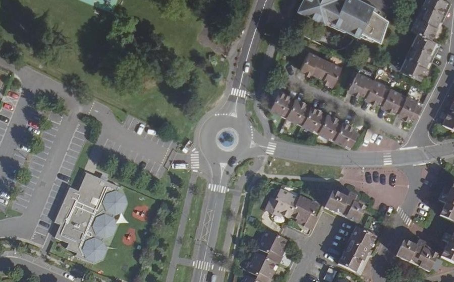 Vue aérienne du Rond-point anonyme n°247883172