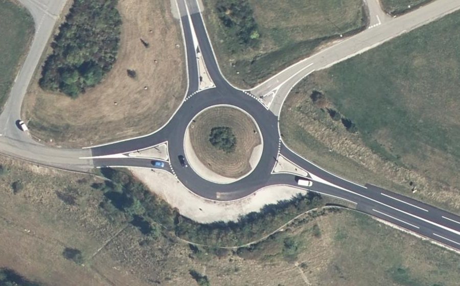 Vue aérienne du Rond-point anonyme n°24790453