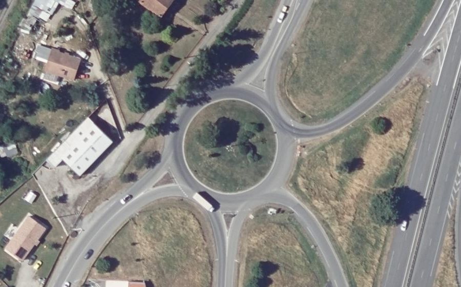 Vue aérienne du Rond-point anonyme n°24793199