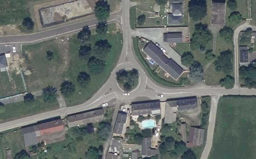 Vue aérienne du Rond-point anonyme n°247932831