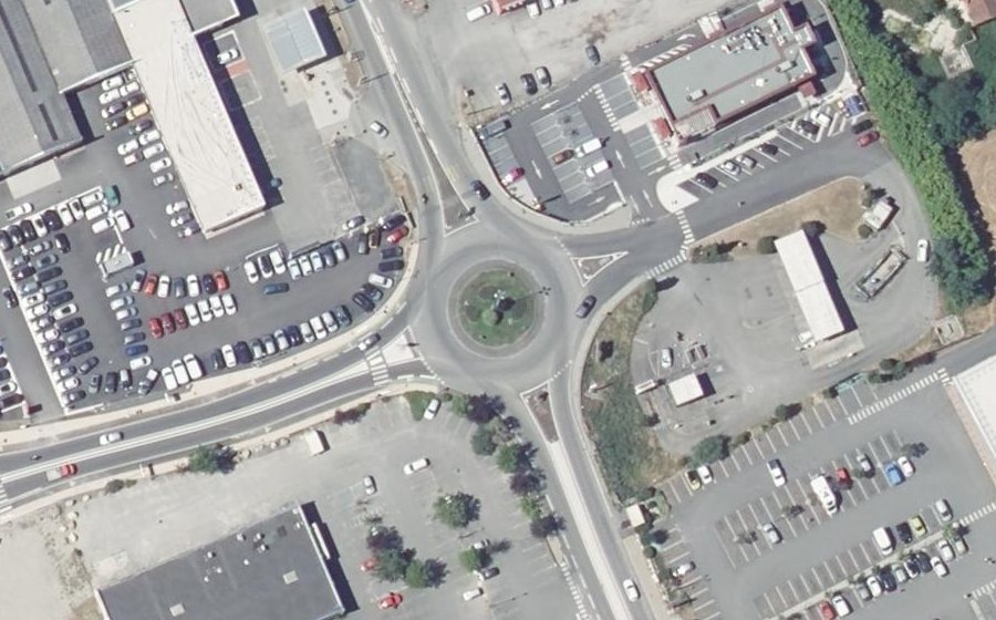 Vue aérienne du Rond-point anonyme n°24793594