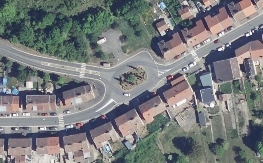 Vue aérienne du Rond-point anonyme n°247953582