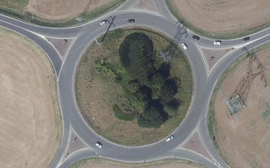 Vue aérienne du Rond-point anonyme n°24797087