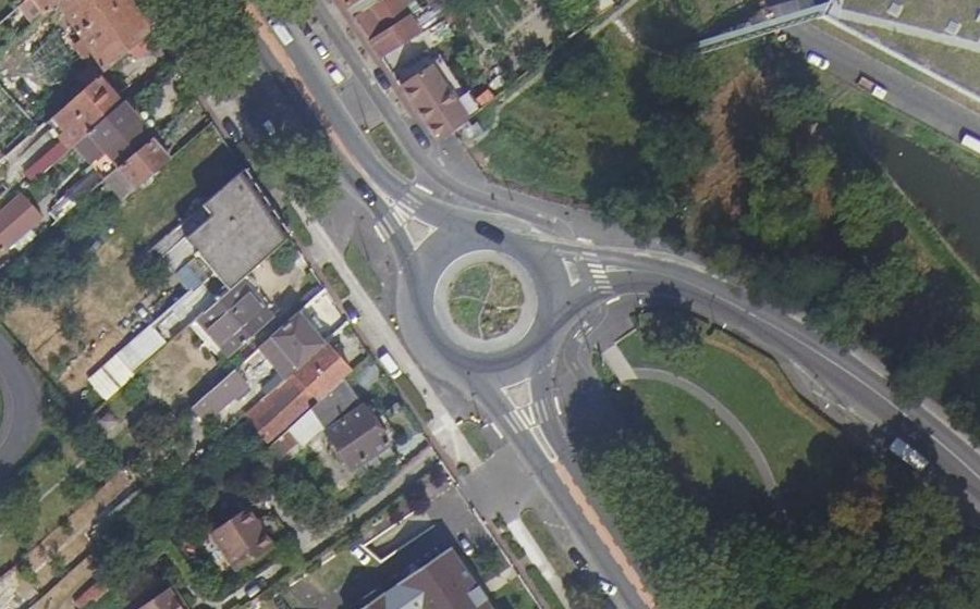 Vue aérienne du Rond-point anonyme n°247983649