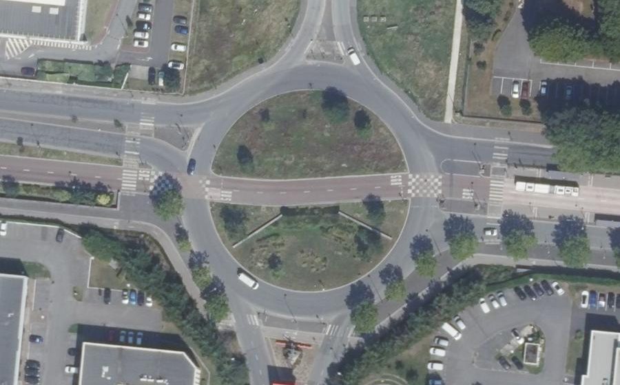 Vue aérienne du Rond-point anonyme n°247983663