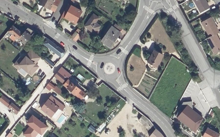 Vue aérienne du Rond-point anonyme n°248014494