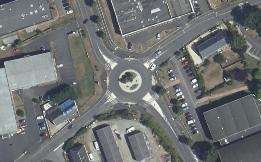 Vue aérienne du Rond-point anonyme n°24802782