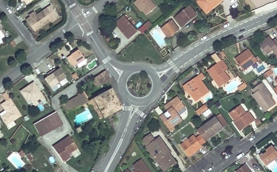 Vue aérienne du Rond-point anonyme n°24802906