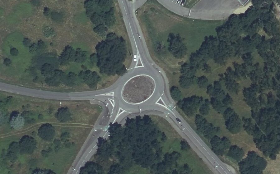 Vue aérienne du Rond-point anonyme n°24803017