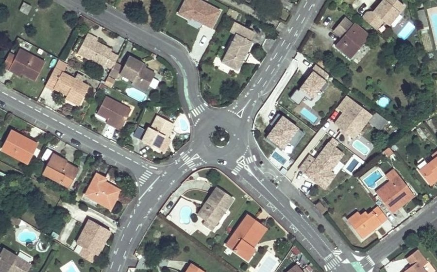 Vue aérienne du Rond-point anonyme n°24803509
