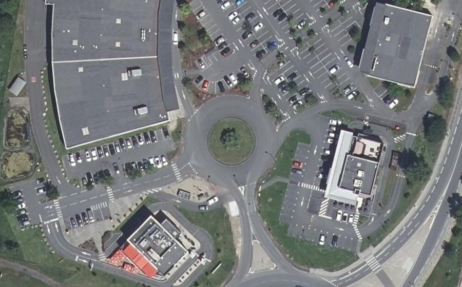 Vue aérienne du Rond-point anonyme n°248035265