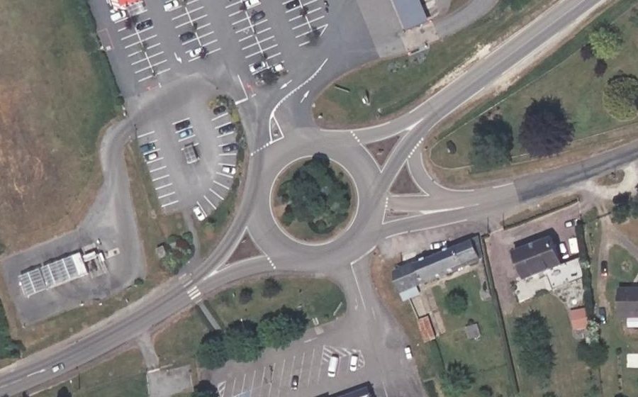 Vue aérienne du Rond-point anonyme n°24803748