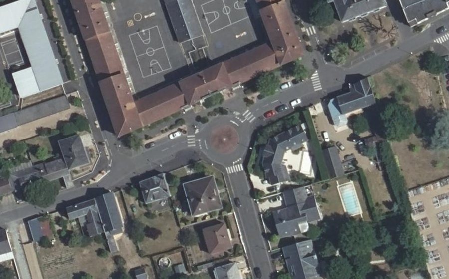 Vue aérienne du Rond-point anonyme n°24804118