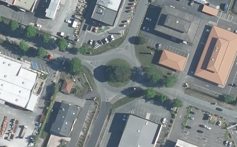 Vue aérienne du Rond-point anonyme n°248063631
