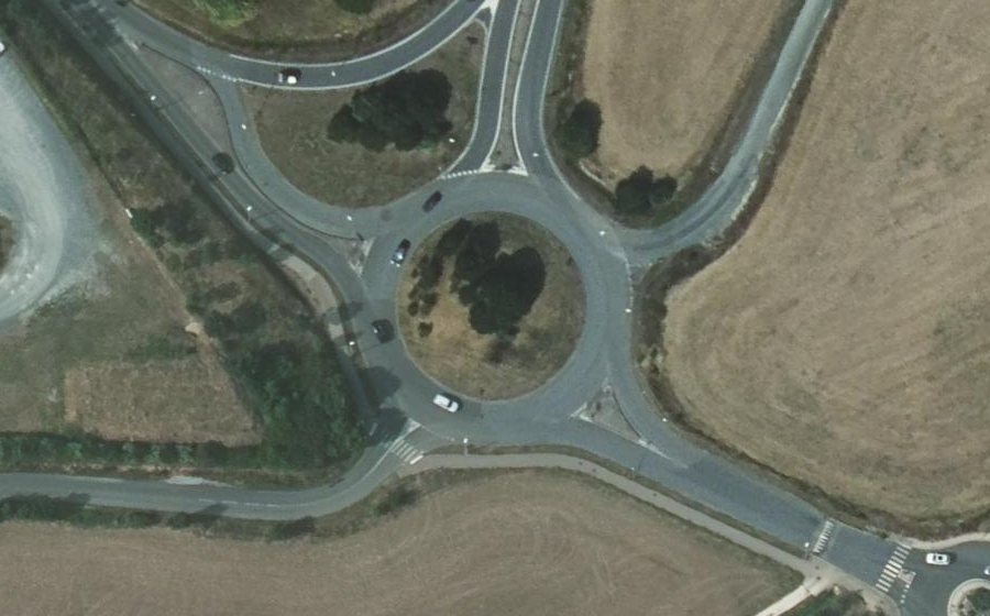 Vue aérienne du Rond-point anonyme n°24808245