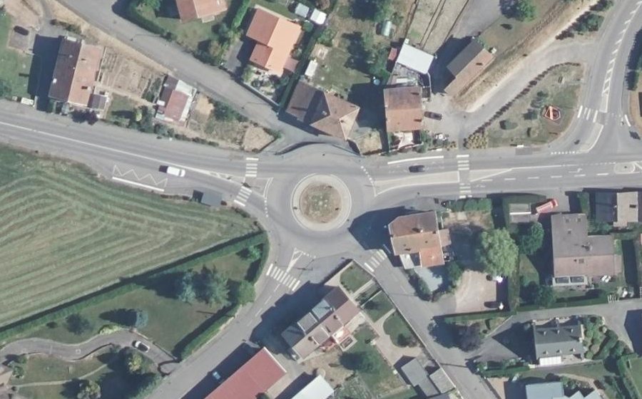 Vue aérienne du Rond-point anonyme n°248100531