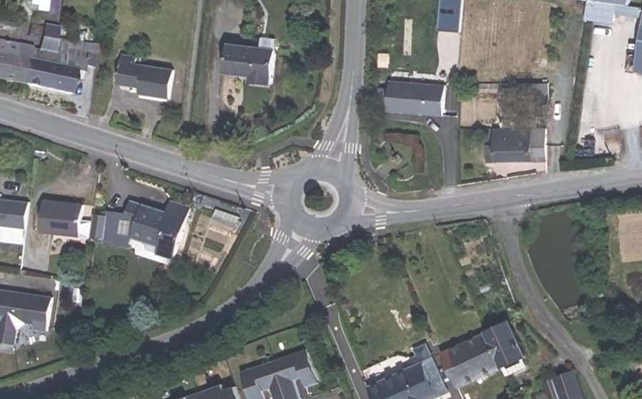 Vue aérienne du Rond-point anonyme n°248140797