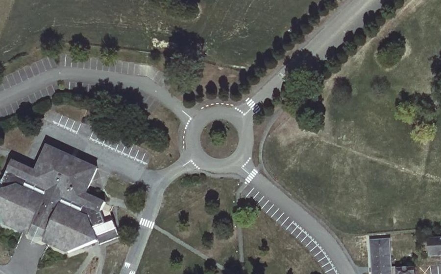Vue aérienne du Rond-point anonyme n°248140799