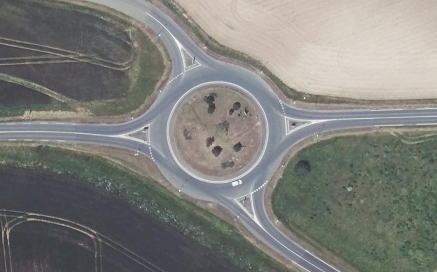 Vue aérienne du Rond-point anonyme n°24816837