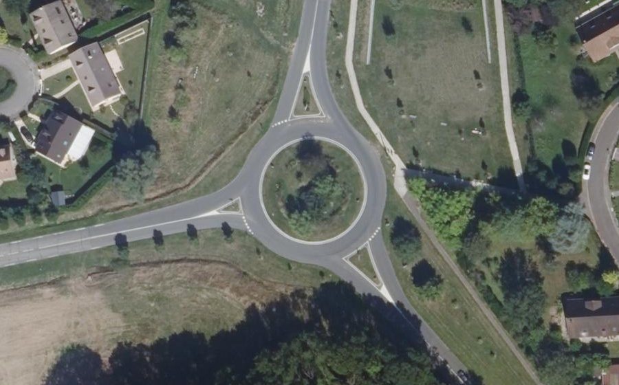 Vue aérienne du Rond-point anonyme n°24818129