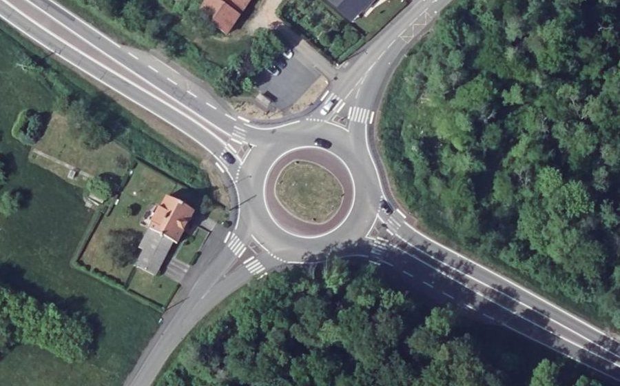 Vue aérienne du Rond-point anonyme n°248185011