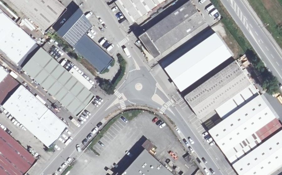 Vue aérienne du Rond-point anonyme n°24818621