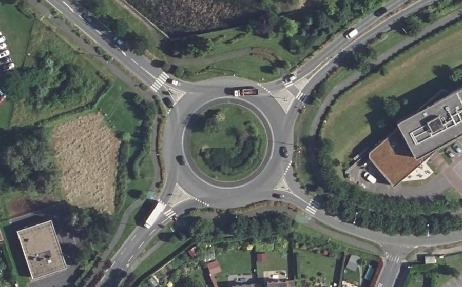 Vue aérienne du Rond-point anonyme n°24820308