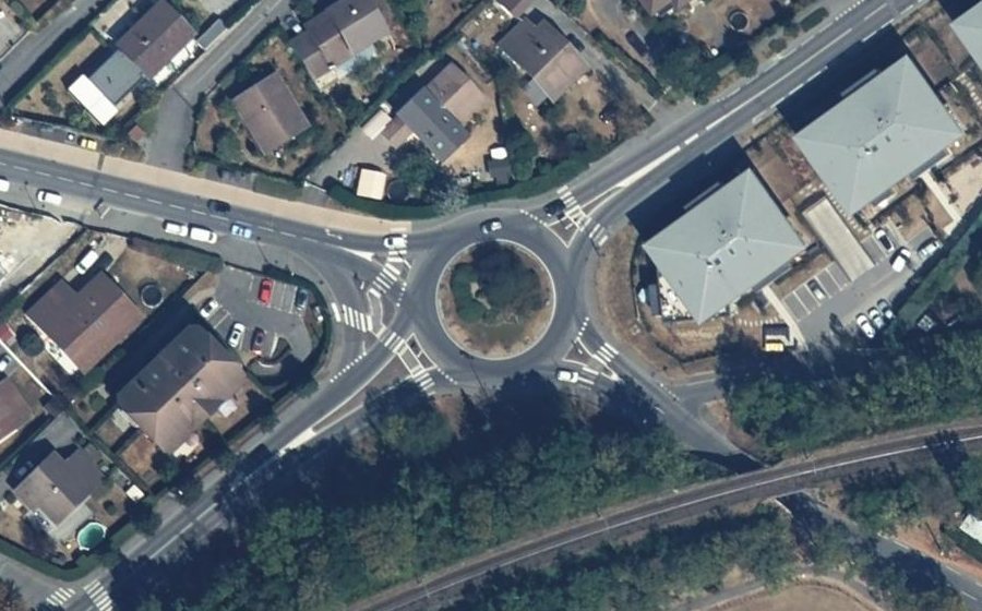 Vue aérienne du Rond-point anonyme n°24821522