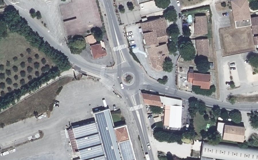 Vue aérienne du Rond-point anonyme n°24822951