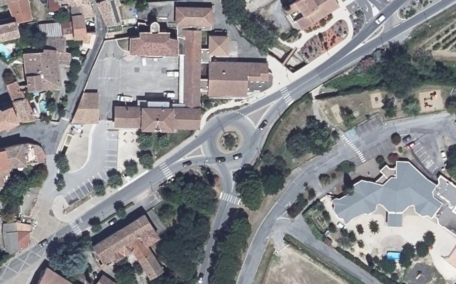 Vue aérienne du Rond-point anonyme n°24826942