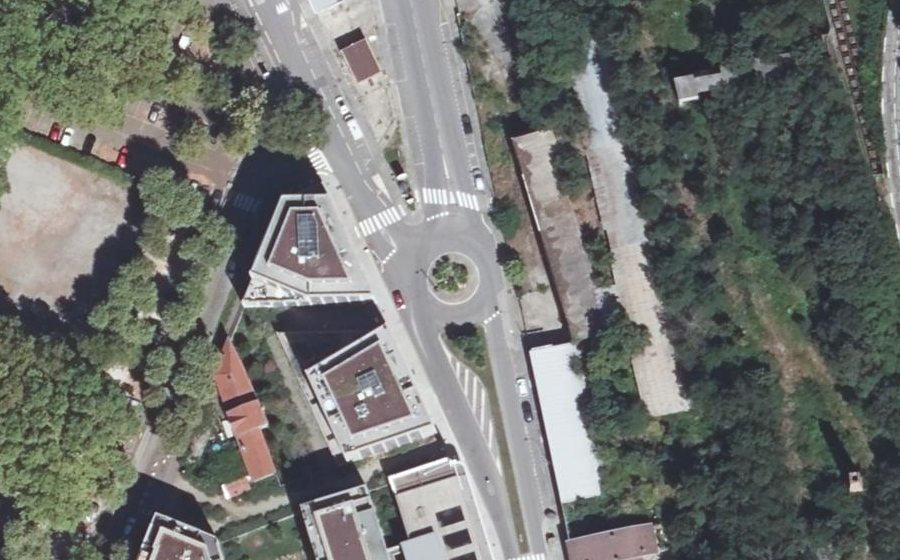Vue aérienne du Rond-point anonyme n°248277099