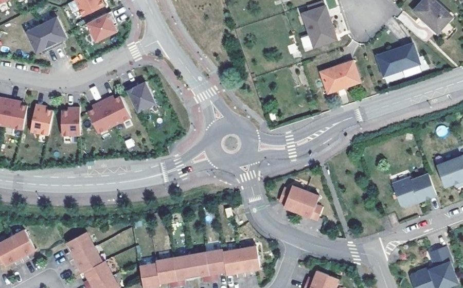 Vue aérienne du Rond-point anonyme n°248297461