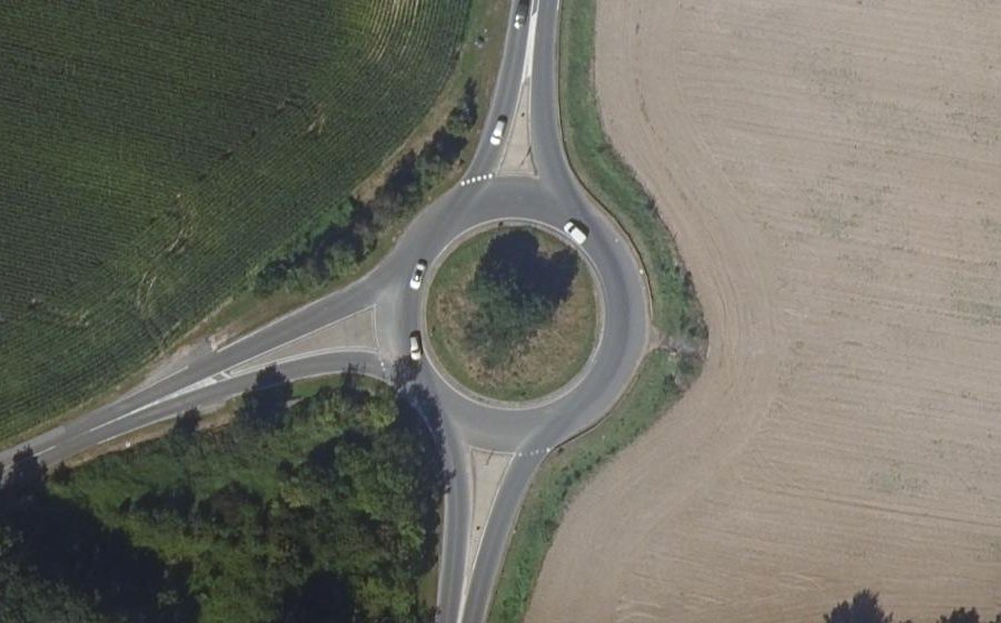 Vue aérienne du Rond-point anonyme n°24830250