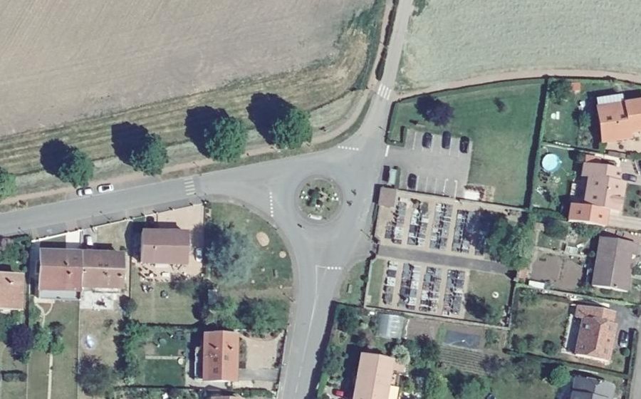 Vue aérienne du Rond-point anonyme n°24831227