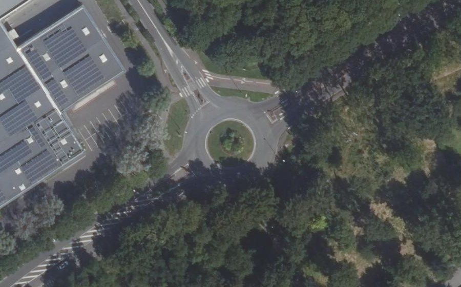 Vue aérienne du Rond-point anonyme n°24832101