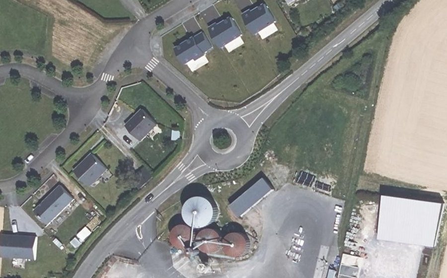Vue aérienne du Rond-point anonyme n°248377569