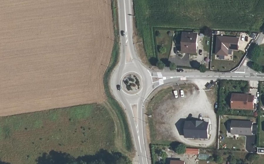 Vue aérienne du Rond-point anonyme n°248400875