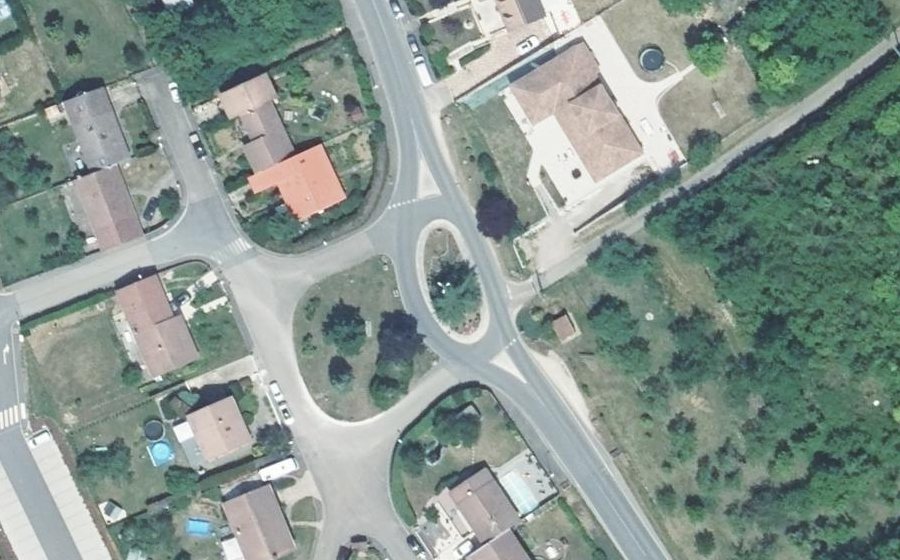 Vue aérienne du Rond-point anonyme n°248416194