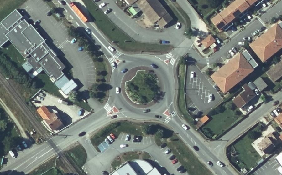 Vue aérienne du Rond-point anonyme n°24841812
