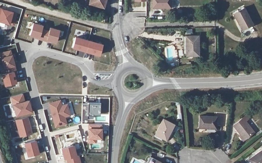 Vue aérienne du Rond-point anonyme n°24845268