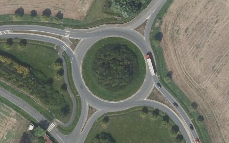 Vue aérienne du Rond-point anonyme n°24850226