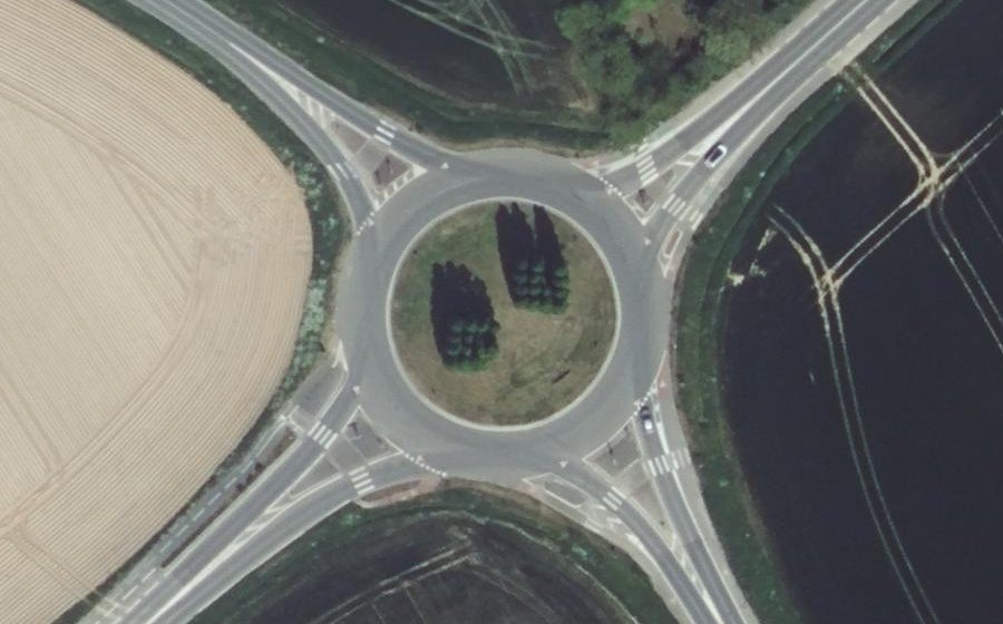 Vue aérienne du Rond-point anonyme n°24850773