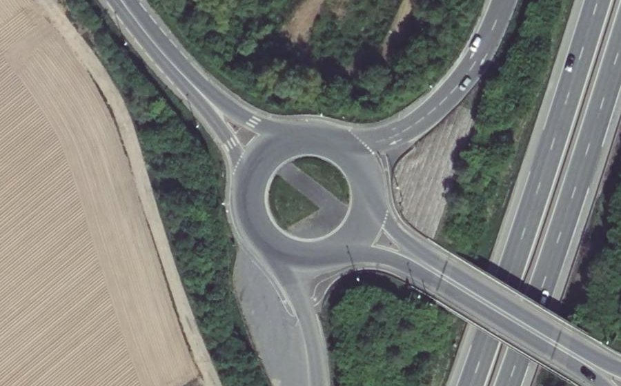 Vue aérienne du Rond-point anonyme n°24850949